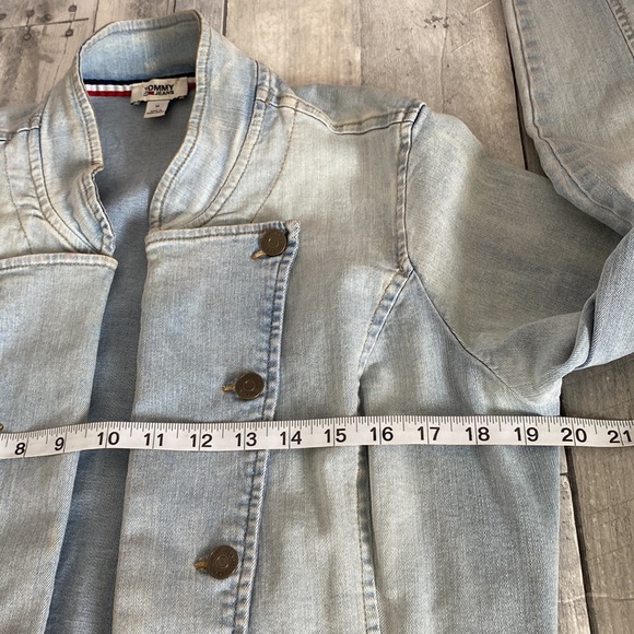 Tommy Cropped Oversized Raw Hem Light Wash Denim Jacket Size M - Picture 6 of 12